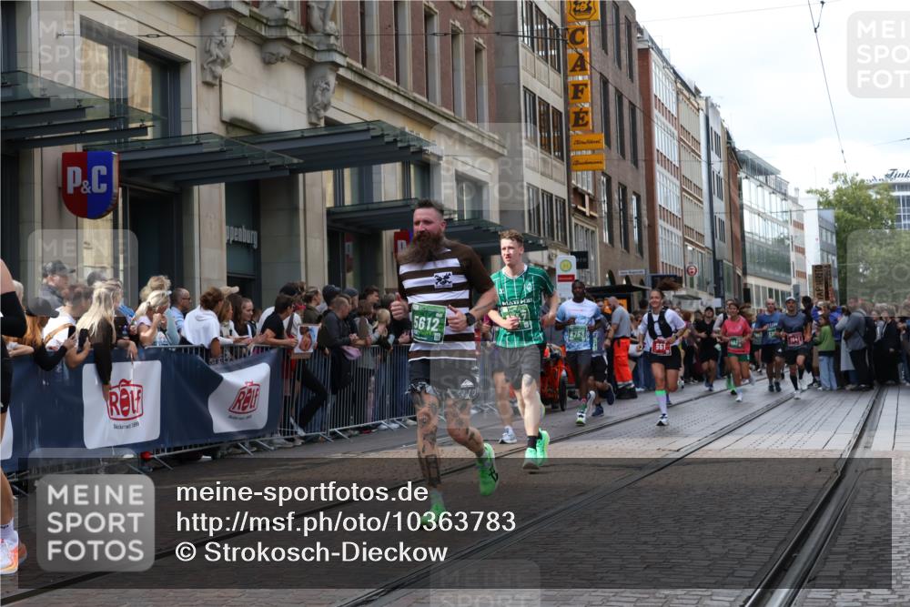 13.09.2026 - 21. swb-Marathon Bremen Strokosch-Dieckow http://msf.ph/oto/10363783 13.09.2026 13:36:59 Ziel 270, 391, 448, 869, 950, 1180, 1854, 1991, 2531, 3333, 3627, 3732, 3823, 3894, 4628, 4932, 4947, 5388, 5547, 5577, 5612, 5738, 5791, 6046, 6629, 6904, 6947, 6961, 7006, 7571, 7937, 8268, 8439, 8443, 8458, 8553, 8748, 8753, 9140, 9317, 9701, 13077, 551, 813, 843, 1285, 1641, 1849, 1936, 2241, 2275, 2930, 3122, 3541, 3635, 3787, 3815, 3874, 3909, 3998, 4050, 4261, 4410, 4448, 5236, 5355, 6056, 6269, 6408, 6431, 7046 meine-sportfotos.de