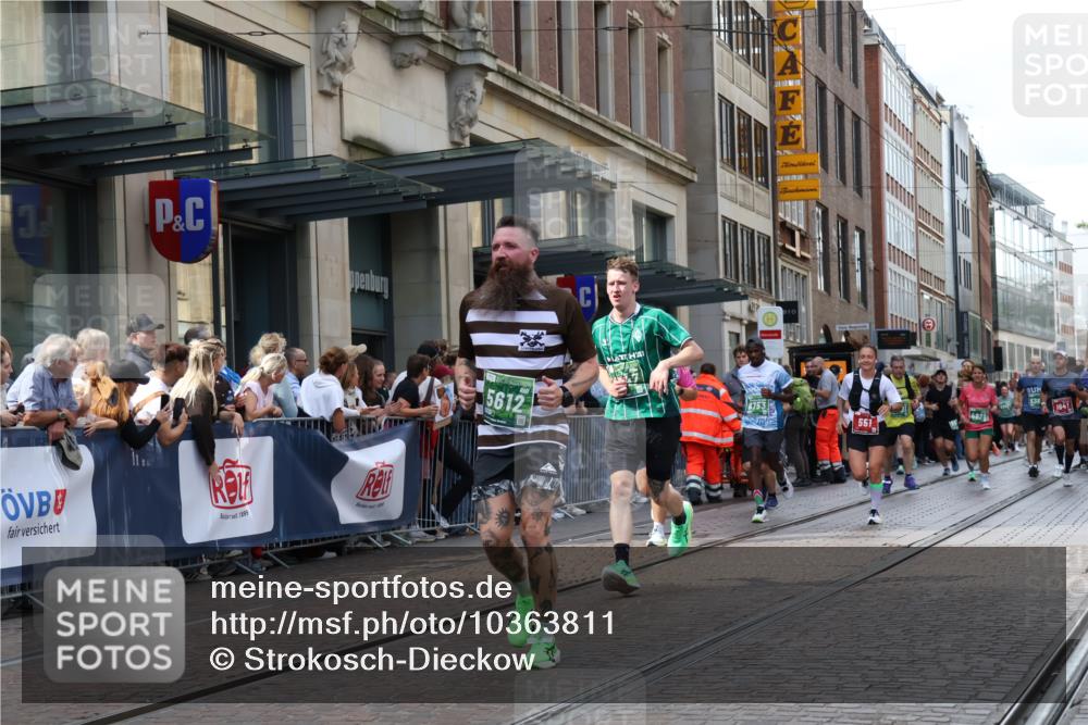 13.09.2026 - 21. swb-Marathon Bremen Strokosch-Dieckow http://msf.ph/oto/10363811 13.09.2026 13:36:59 Ziel 270, 391, 448, 869, 950, 1180, 1854, 1991, 2531, 3333, 3627, 3732, 3823, 3894, 4628, 4932, 4947, 5388, 5547, 5577, 5612, 5738, 5791, 6046, 6629, 6904, 6947, 6961, 7006, 7571, 7937, 8268, 8439, 8443, 8458, 8553, 8748, 8753, 9140, 9317, 9701, 13077, 551, 813, 843, 1285, 1641, 1849, 1936, 2241, 2275, 2930, 3122, 3541, 3635, 3787, 3815, 3874, 3909, 3998, 4050, 4261, 4410, 4448, 5236, 5355, 6056, 6269, 6408, 6431, 7046 meine-sportfotos.de