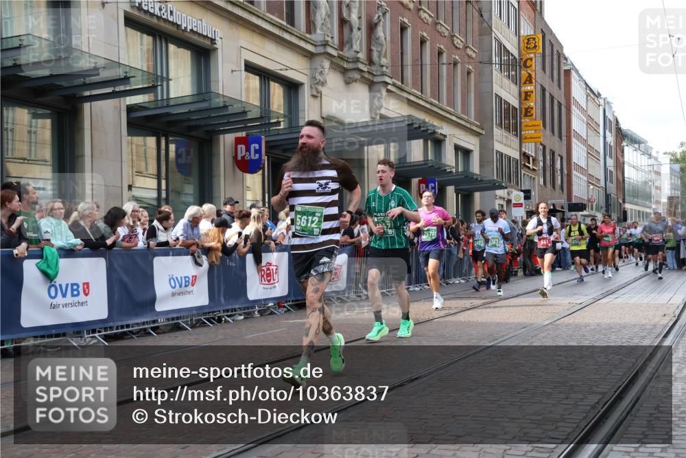 13.09.2026 - 21. swb-Marathon Bremen Strokosch-Dieckow http://msf.ph/oto/10363837 13.09.2026 13:37:00 Ziel 270, 391, 448, 869, 950, 1180, 1854, 1991, 2531, 3333, 3627, 3732, 3823, 3894, 4628, 4932, 4947, 5388, 5547, 5577, 5612, 5738, 5791, 6046, 6629, 6904, 6947, 6961, 7006, 7074, 7571, 7937, 8268, 8439, 8443, 8458, 8553, 8748, 8753, 9140, 9317, 9701, 10106, 13077, 551, 813, 843, 950, 1285, 1641, 1849, 1936, 2241, 2275, 2930, 3122, 3541, 3635, 3787, 3815, 3874, 3909, 3998, 4261, 4410, 4448, 5236, 5355, 6056, 6269, 6408, 6431, 7046 meine-sportfotos.de