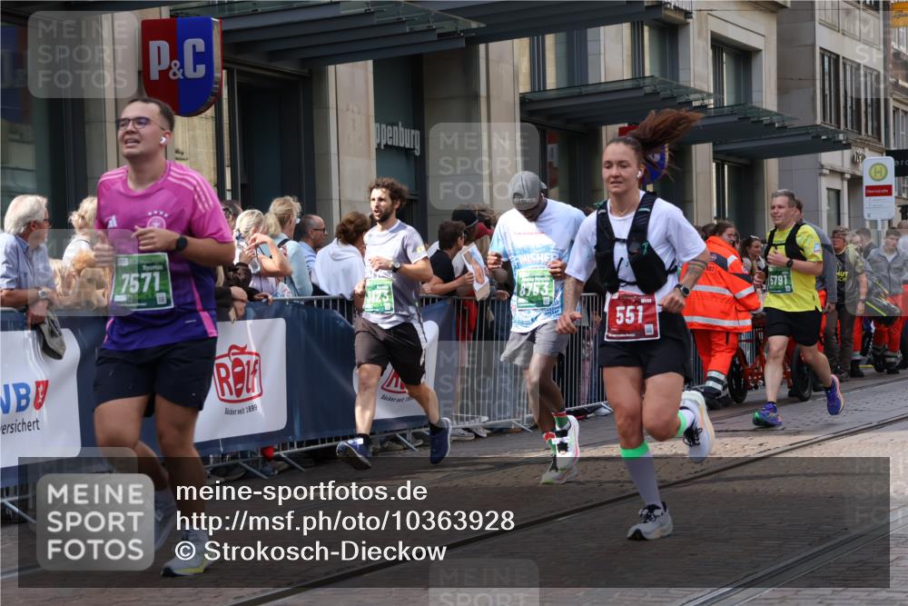 13.09.2026 - 21. swb-Marathon Bremen Strokosch-Dieckow http://msf.ph/oto/10363928 13.09.2026 13:37:01 Ziel 270, 391, 448, 869, 1180, 1854, 1991, 2531, 3323, 3333, 3627, 3732, 3823, 3894, 4628, 4932, 4947, 5388, 5547, 5577, 5612, 5738, 5791, 6046, 6629, 6904, 6947, 6961, 7006, 7074, 7571, 8268, 8439, 8443, 8458, 8553, 8748, 8753, 9140, 9317, 9701, 10106, 13077, 551, 813, 843, 950, 1285, 1641, 1849, 1936, 2241, 2275, 2930, 3122, 3541, 3635, 3787, 3815, 3874, 3909, 3998, 4261, 4410, 4448, 5236, 5355, 6056, 6269, 6408, 6431, 7046 meine-sportfotos.de