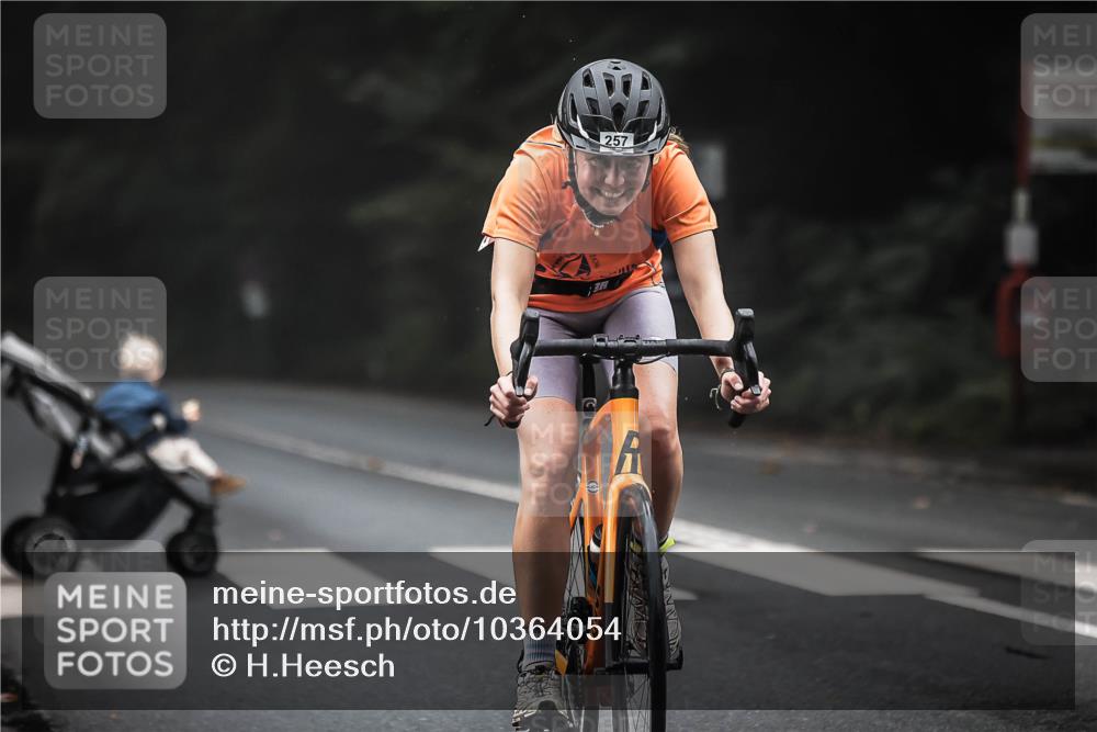 13.09.2026 - Stadtparktriathlon H.Heesch http://msf.ph/oto/10364054 13.09.2026 10:09:47 Radfahren 249, 257, 317 meine-sportfotos.de