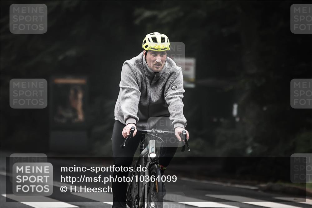 13.09.2026 - Stadtparktriathlon H.Heesch http://msf.ph/oto/10364099 13.09.2026 10:09:57 Radfahren 247, 251 meine-sportfotos.de