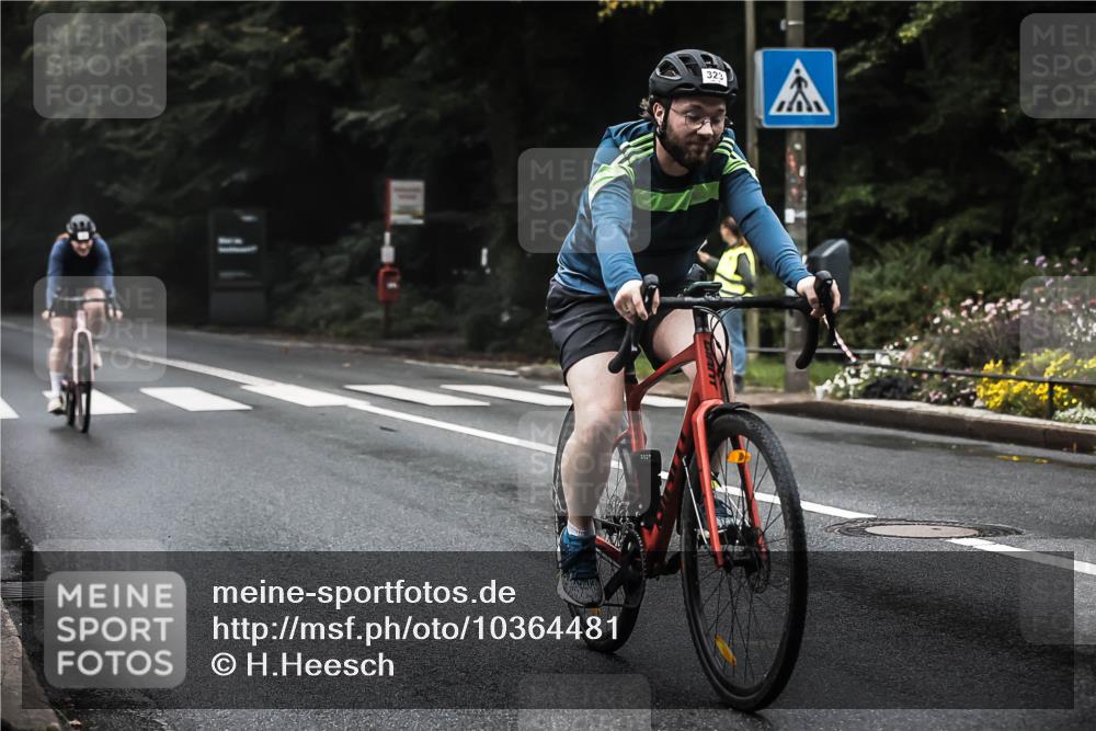 13.09.2026 - Stadtparktriathlon H.Heesch http://msf.ph/oto/10364481 13.09.2026 10:10:57 Radfahren 229, 323, 330 meine-sportfotos.de
