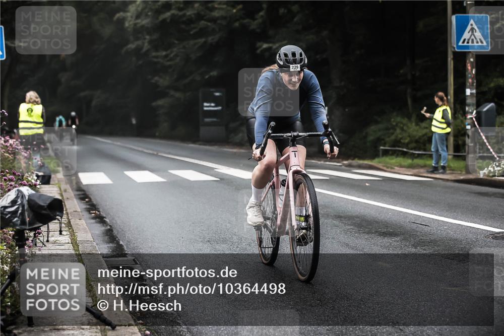 13.09.2026 - Stadtparktriathlon H.Heesch http://msf.ph/oto/10364498 13.09.2026 10:10:58 Radfahren 229, 323, 330 meine-sportfotos.de