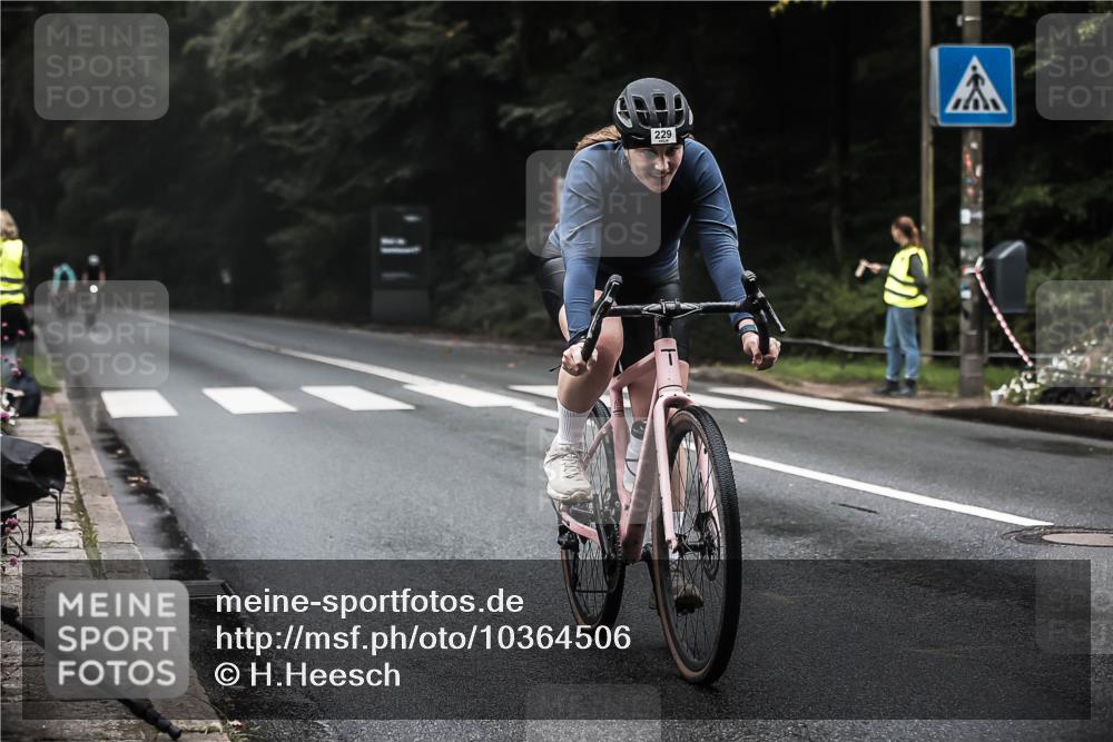 13.09.2026 - Stadtparktriathlon H.Heesch http://msf.ph/oto/10364506 13.09.2026 10:10:58 Radfahren 229, 323, 330 meine-sportfotos.de