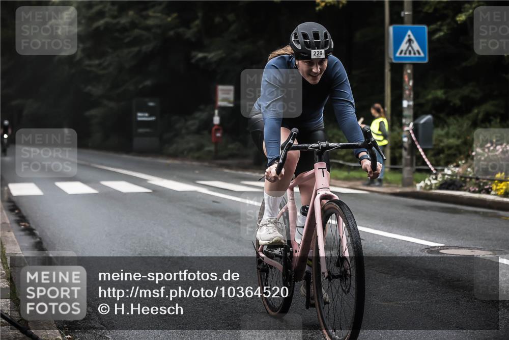 13.09.2026 - Stadtparktriathlon H.Heesch http://msf.ph/oto/10364520 13.09.2026 10:10:58 Radfahren 229, 323, 330 meine-sportfotos.de
