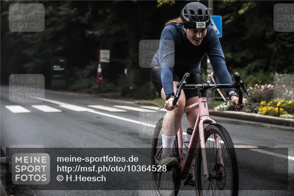 13.09.2026 - Stadtparktriathlon H.Heesch http://msf.ph/oto/10364528 13.09.2026 10:10:58 Radfahren 229, 323, 330 meine-sportfotos.de
