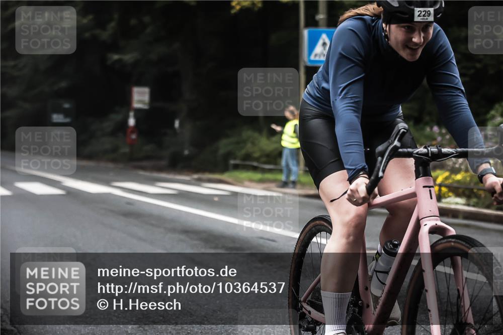 13.09.2026 - Stadtparktriathlon H.Heesch http://msf.ph/oto/10364537 13.09.2026 10:10:58 Radfahren 229, 323, 330 meine-sportfotos.de