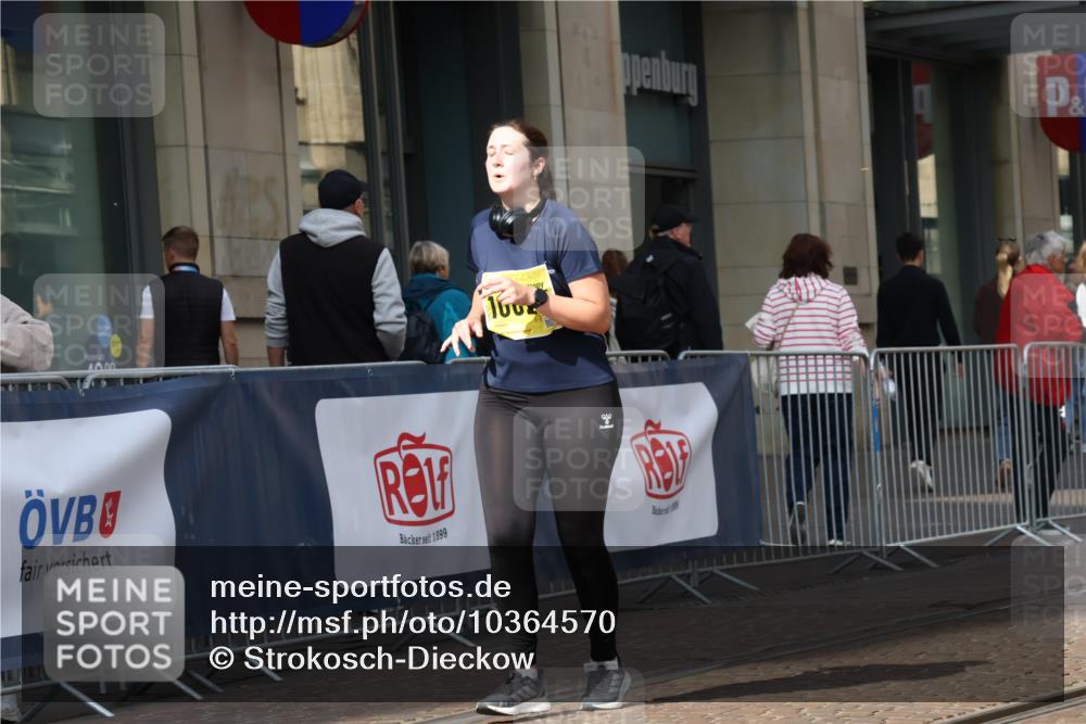 13.09.2026 - 21. swb-Marathon Bremen Strokosch-Dieckow http://msf.ph/oto/10364570 13.09.2026 11:27:12 Ziel 10440, 10627, 10789, 11031, 11254, 11851, 12377, 12408 meine-sportfotos.de
