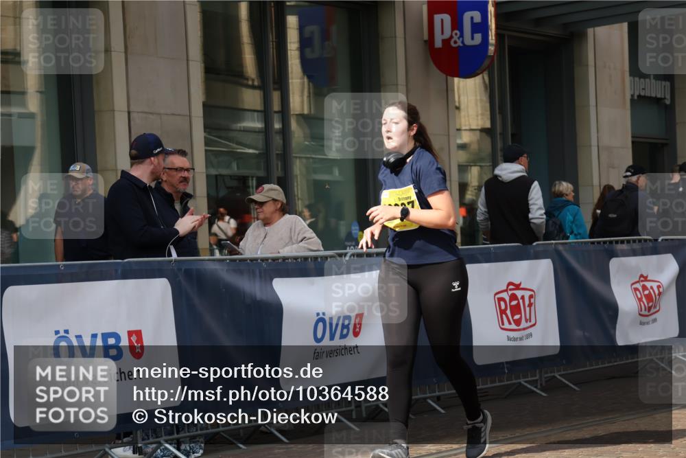 13.09.2026 - 21. swb-Marathon Bremen Strokosch-Dieckow http://msf.ph/oto/10364588 13.09.2026 11:27:13 Ziel 10440, 10627, 10789, 11031, 11254, 11851, 12377, 12408 meine-sportfotos.de