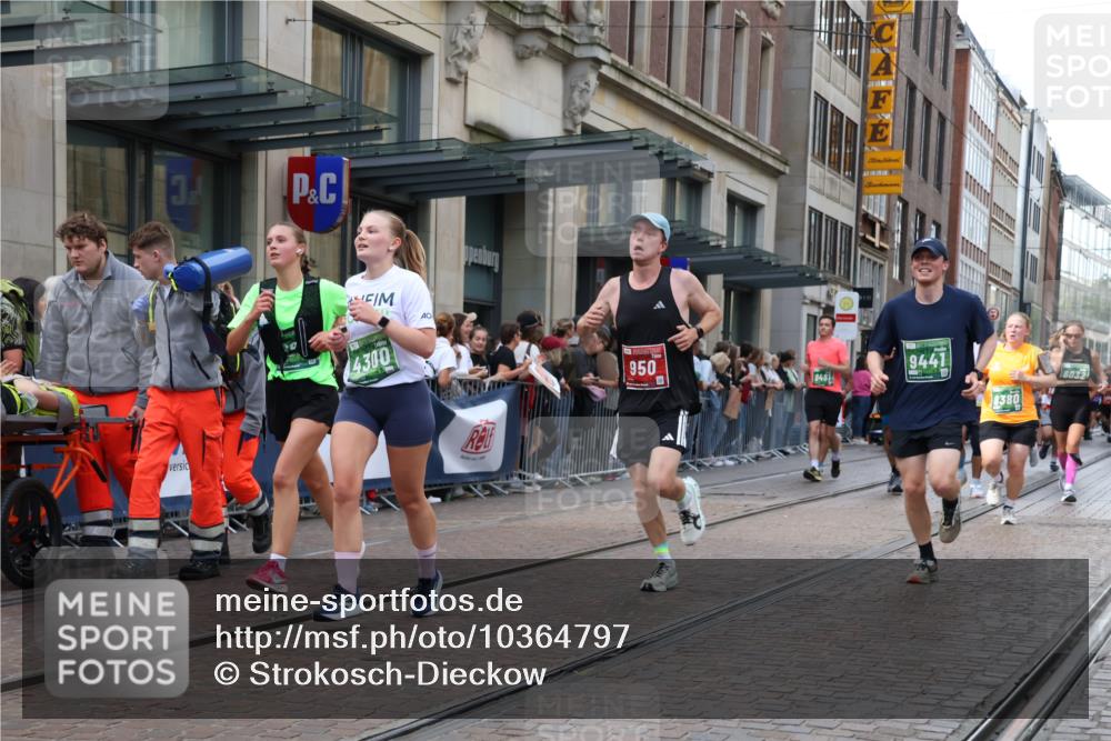 13.09.2026 - 21. swb-Marathon Bremen Strokosch-Dieckow http://msf.ph/oto/10364797 13.09.2026 13:37:18 Ziel 270, 391, 448, 581, 3323, 3804, 4155, 4159, 4300, 4433, 4628, 5624, 5738, 5783, 5784, 6032, 6596, 6795, 6804, 6911, 7003, 7074, 7635, 7985, 8010, 8315, 8316, 8380, 8439, 8553, 8674, 8748, 9099, 9441, 10062, 10106, 869, 950, 1180, 1285, 1849, 1854, 1991, 2241, 2531, 2930, 3333, 3627, 3732, 3787, 3823, 3894, 3909, 4261, 4410, 4448, 4932, 4947, 5388, 5547, 5577, 5612, 5791, 6046, 6056, 6431, 6629, 6904, 6947, 6961, 7006, 7571, 8268, 8443, 9701 meine-sportfotos.de