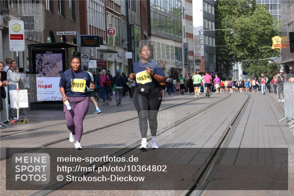 13.09.2026 - 21. swb-Marathon Bremen Strokosch-Dieckow http://msf.ph/oto/10364802 13.09.2026 11:28:07 Ziel 10534, 11017, 11161 meine-sportfotos.de