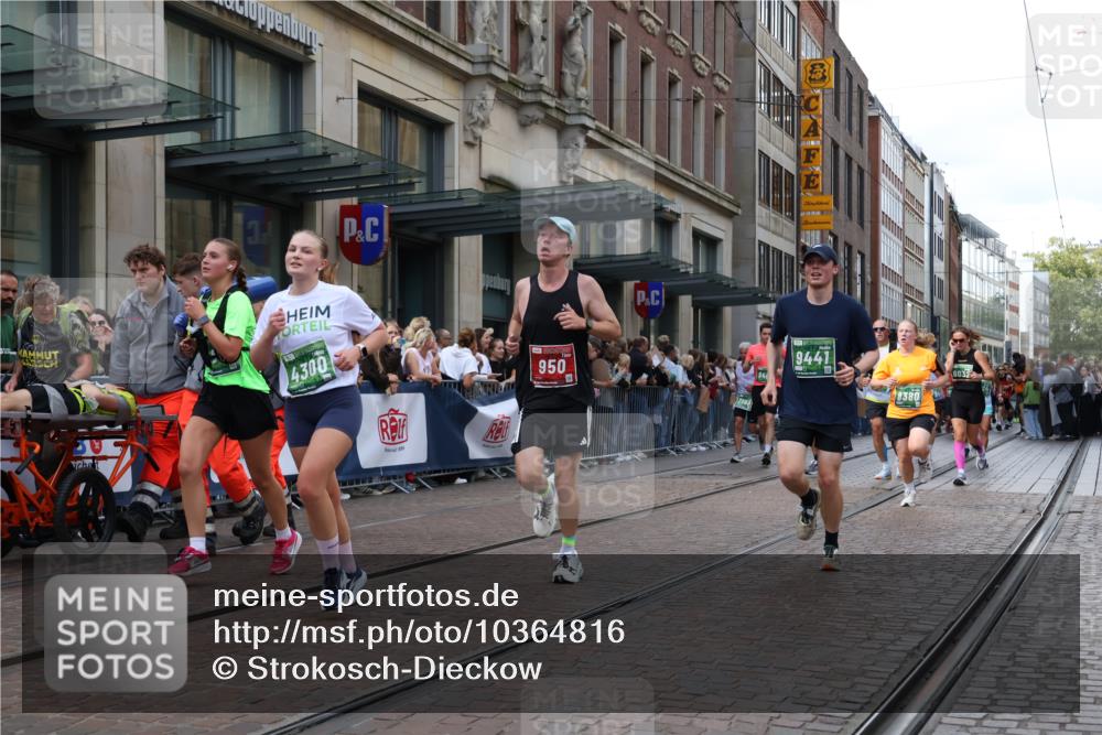 13.09.2026 - 21. swb-Marathon Bremen Strokosch-Dieckow http://msf.ph/oto/10364816 13.09.2026 13:37:18 Ziel 270, 391, 448, 581, 3323, 3804, 4155, 4159, 4300, 4433, 4628, 5624, 5738, 5783, 5784, 6032, 6596, 6795, 6804, 6911, 7003, 7074, 7635, 7985, 8010, 8315, 8316, 8380, 8439, 8553, 8674, 8748, 9099, 9441, 10062, 10106, 869, 950, 1180, 1285, 1849, 1854, 1991, 2241, 2531, 2930, 3333, 3627, 3732, 3787, 3823, 3894, 3909, 4261, 4410, 4448, 4932, 4947, 5388, 5547, 5577, 5612, 5791, 6046, 6056, 6431, 6629, 6904, 6947, 6961, 7006, 7571, 8268, 8443, 9701 meine-sportfotos.de