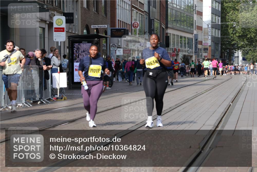 13.09.2026 - 21. swb-Marathon Bremen Strokosch-Dieckow http://msf.ph/oto/10364824 13.09.2026 11:28:08 Ziel 10534, 11017, 11161 meine-sportfotos.de
