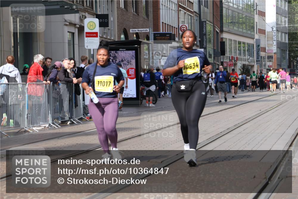 13.09.2026 - 21. swb-Marathon Bremen Strokosch-Dieckow http://msf.ph/oto/10364847 13.09.2026 11:28:09 Ziel 10534, 11017, 11161 meine-sportfotos.de