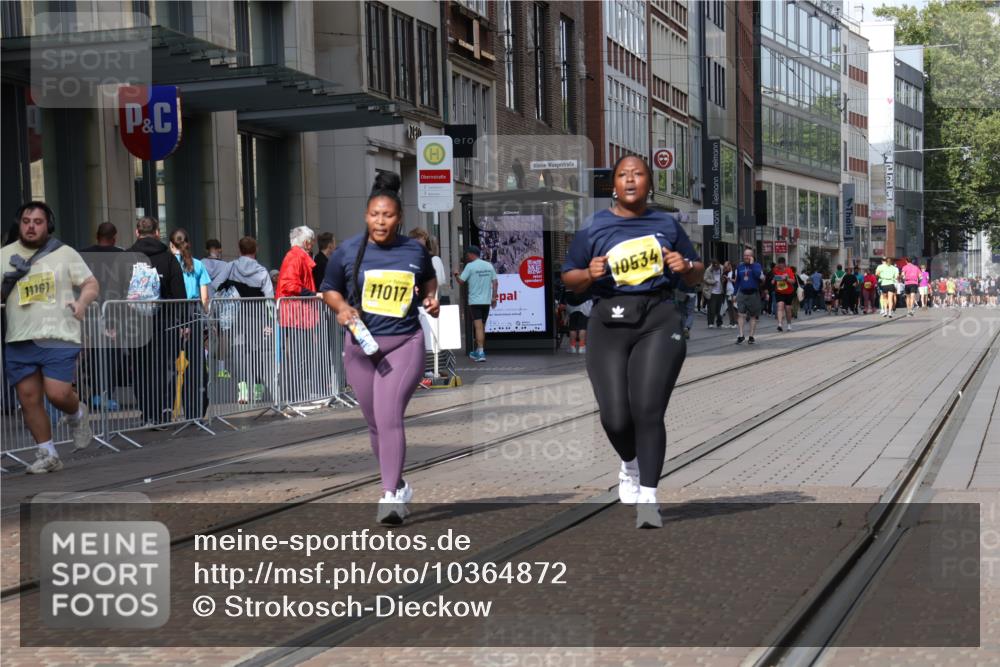 13.09.2026 - 21. swb-Marathon Bremen Strokosch-Dieckow http://msf.ph/oto/10364872 13.09.2026 11:28:10 Ziel 10534, 11017, 11161 meine-sportfotos.de