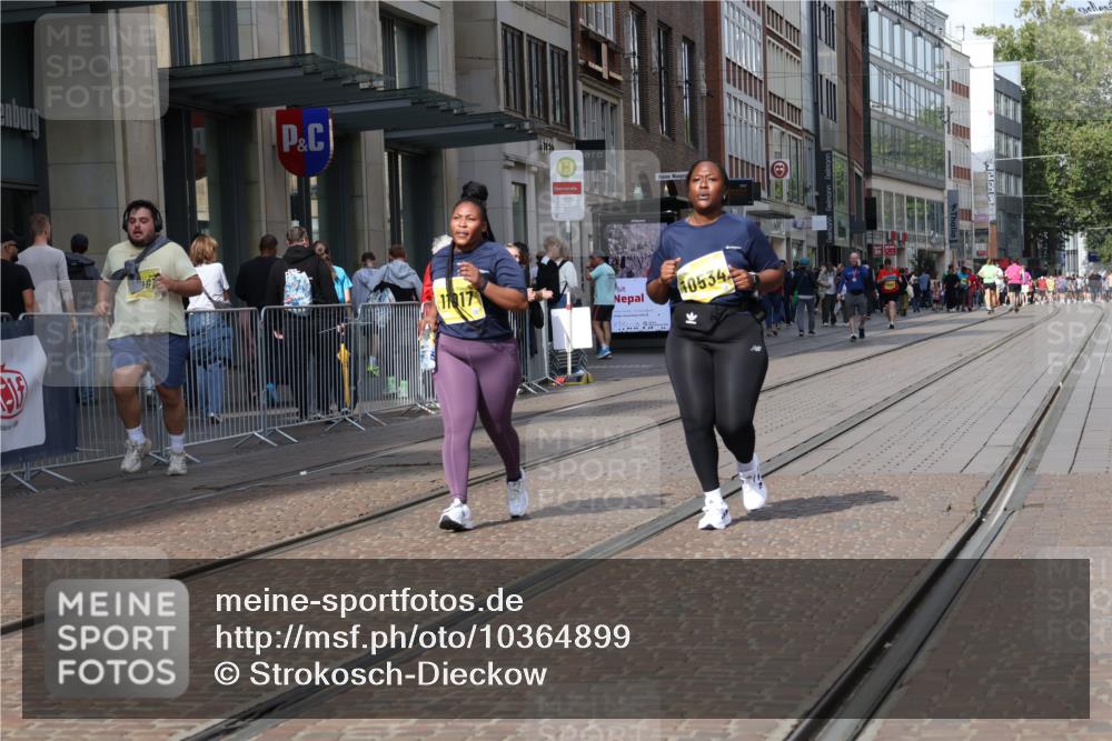 13.09.2026 - 21. swb-Marathon Bremen Strokosch-Dieckow http://msf.ph/oto/10364899 13.09.2026 11:28:10 Ziel 10534, 11017, 11161 meine-sportfotos.de