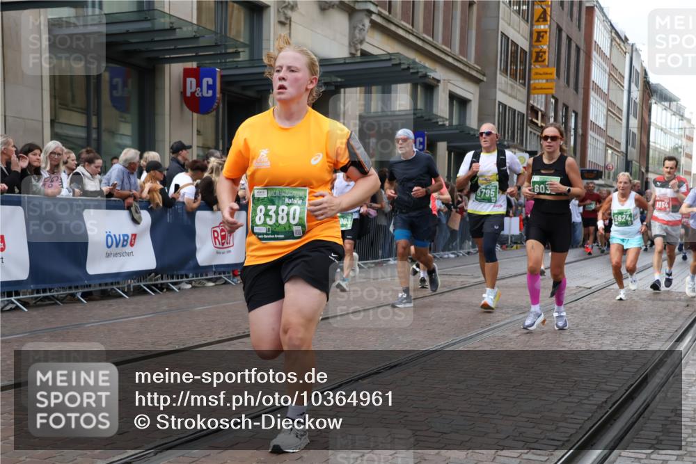 13.09.2026 - 21. swb-Marathon Bremen Strokosch-Dieckow http://msf.ph/oto/10364961 13.09.2026 13:37:21 Ziel 448, 581, 3323, 3804, 4155, 4159, 4300, 4433, 4628, 5624, 5783, 5784, 6032, 6596, 6795, 6804, 6911, 7003, 7074, 7540, 7635, 7815, 7985, 8010, 8204, 8315, 8316, 8380, 8439, 8553, 8674, 9099, 9441, 9481, 9774, 10062, 10106, 270, 391, 869, 950, 1180, 1285, 1854, 1991, 2531, 2930, 3333, 3627, 3732, 3823, 3894, 3909, 4410, 4448, 4932, 4947, 5388, 5547, 5577, 5612, 5738, 5791, 6046, 6431, 6629, 6904, 6947, 6961, 7006, 7571, 8268, 8443, 9701 meine-sportfotos.de