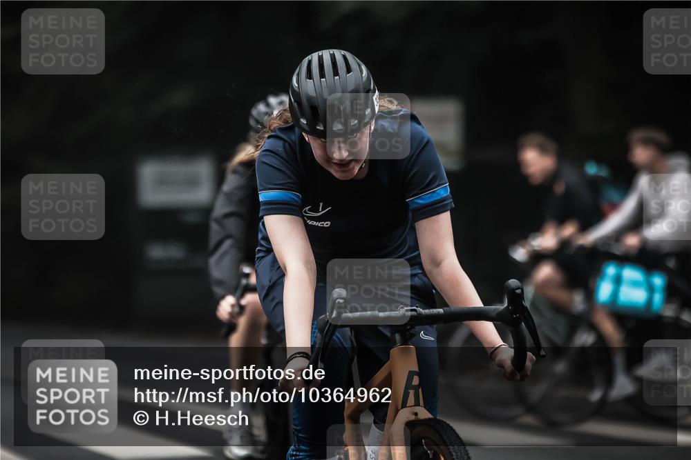 13.09.2026 - Stadtparktriathlon H.Heesch http://msf.ph/oto/10364962 13.09.2026 10:11:30 Radfahren 253, 271, 273, 296, 324, 343 meine-sportfotos.de