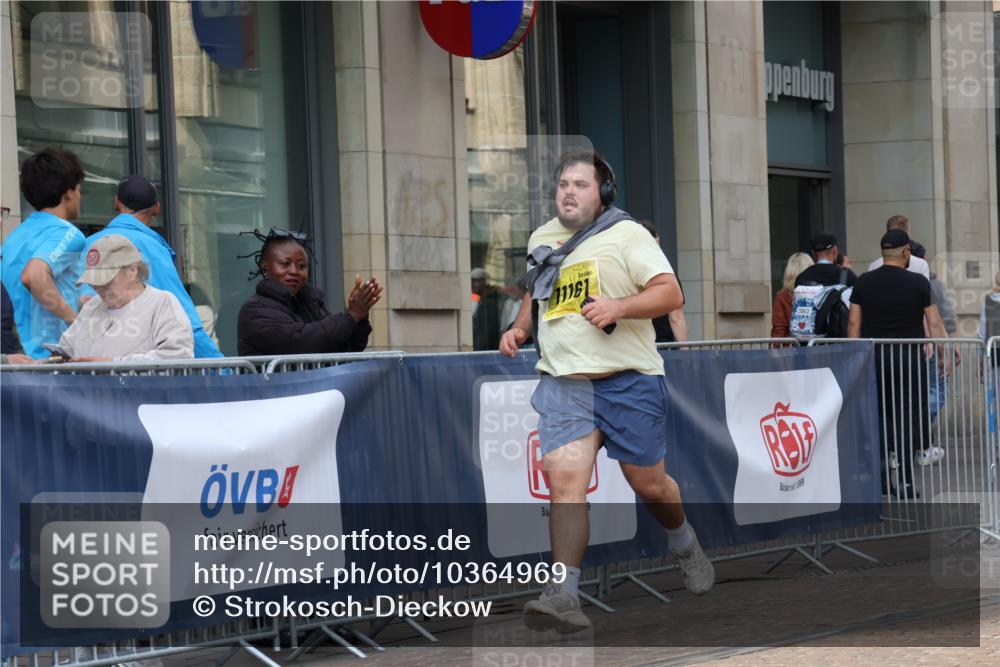 13.09.2026 - 21. swb-Marathon Bremen Strokosch-Dieckow http://msf.ph/oto/10364969 13.09.2026 11:28:12 Ziel 10534, 11017, 11161 meine-sportfotos.de