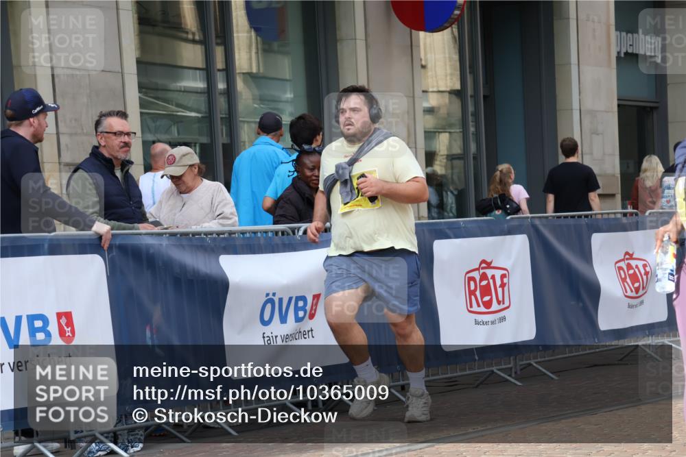 13.09.2026 - 21. swb-Marathon Bremen Strokosch-Dieckow http://msf.ph/oto/10365009 13.09.2026 11:28:12 Ziel 10534, 11017, 11161 meine-sportfotos.de