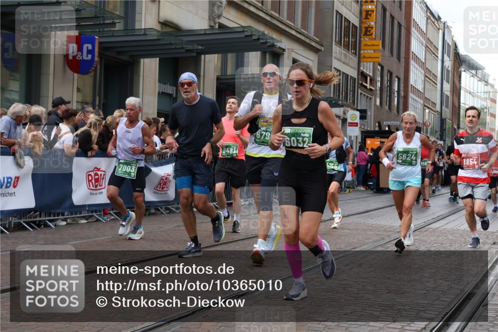 13.09.2026 - 21. swb-Marathon Bremen Strokosch-Dieckow http://msf.ph/oto/10365010 13.09.2026 13:37:22 Ziel 448, 581, 3323, 3804, 4155, 4159, 4300, 4433, 4628, 5624, 5783, 5784, 6032, 6596, 6795, 6804, 6911, 7003, 7074, 7540, 7635, 7815, 7985, 8010, 8204, 8315, 8316, 8380, 8439, 8440, 8553, 8674, 8972, 9099, 9441, 9481, 9774, 10062, 10106, 13228, 270, 391, 448, 869, 950, 1180, 1285, 1854, 1991, 2531, 3333, 3627, 3732, 3823, 3894, 4448, 4628, 4932, 4947, 5388, 5547, 5577, 5612, 5738, 5791, 6046, 6431, 6629, 6904, 6947, 6961, 7006, 7571, 8268, 8443, 9701 meine-sportfotos.de