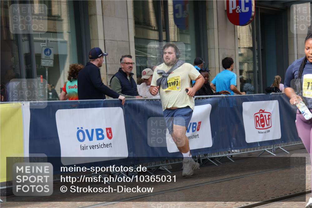 13.09.2026 - 21. swb-Marathon Bremen Strokosch-Dieckow http://msf.ph/oto/10365031 13.09.2026 11:28:13 Ziel 10534, 11017, 11161 meine-sportfotos.de