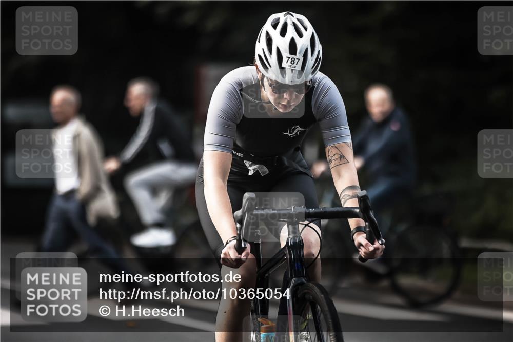 13.09.2026 - Stadtparktriathlon H.Heesch http://msf.ph/oto/10365054 13.09.2026 11:21:56 Radfahren 622, 787 meine-sportfotos.de