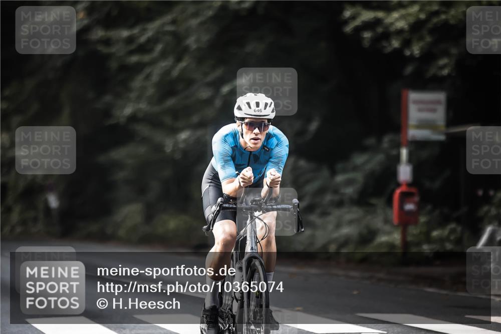13.09.2026 - Stadtparktriathlon H.Heesch http://msf.ph/oto/10365074 13.09.2026 11:22:12 Radfahren 592, 646, 751 meine-sportfotos.de
