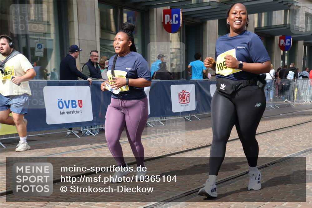 13.09.2026 - 21. swb-Marathon Bremen Strokosch-Dieckow http://msf.ph/oto/10365104 13.09.2026 11:28:14 Ziel 10534, 11017, 11161 meine-sportfotos.de