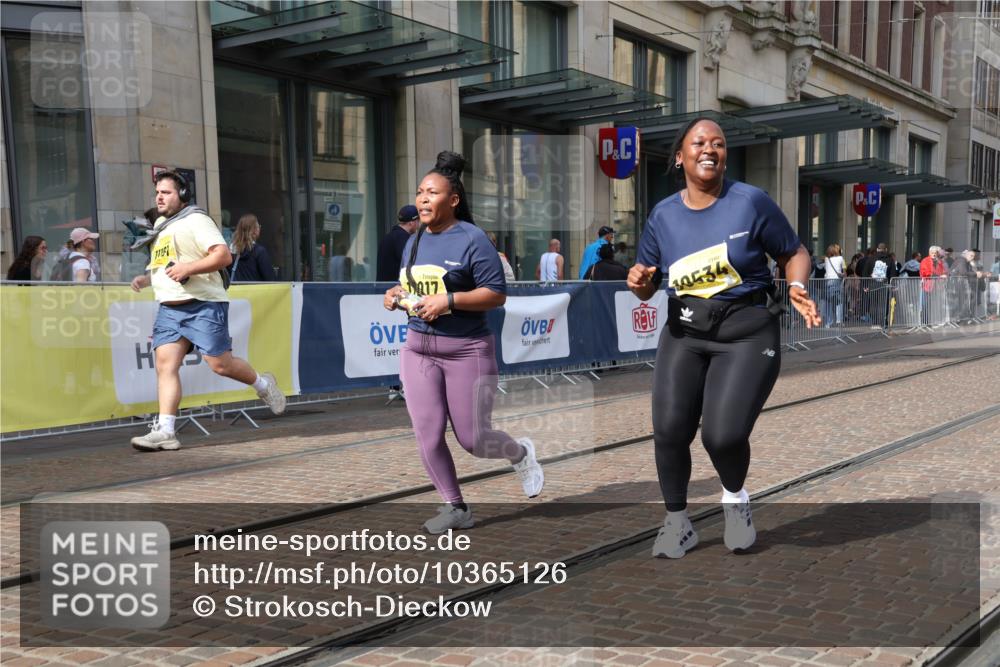 13.09.2026 - 21. swb-Marathon Bremen Strokosch-Dieckow http://msf.ph/oto/10365126 13.09.2026 11:28:14 Ziel 10534, 11017, 11161 meine-sportfotos.de