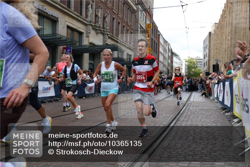13.09.2026 - 21. swb-Marathon Bremen Strokosch-Dieckow http://msf.ph/oto/10365135 13.09.2026 13:37:24 Ziel 581, 3323, 3804, 4155, 4159, 4300, 4433, 4942, 5624, 5783, 5784, 6032, 6083, 6596, 6795, 6804, 6911, 7003, 7074, 7540, 7635, 7815, 7985, 8010, 8204, 8315, 8316, 8380, 8440, 8450, 8674, 8972, 9099, 9441, 9481, 9774, 10062, 10106, 13228, 270, 391, 448, 869, 950, 1180, 1854, 1991, 2531, 3333, 3627, 3732, 3823, 3894, 4628, 4932, 4947, 5388, 5547, 5577, 5612, 5738, 5791, 6046, 6629, 6904, 6947, 6961, 7006, 7571, 8268, 8443, 9701 meine-sportfotos.de