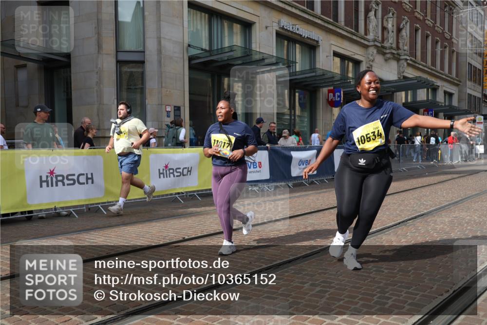 13.09.2026 - 21. swb-Marathon Bremen Strokosch-Dieckow http://msf.ph/oto/10365152 13.09.2026 11:28:14 Ziel 10534, 11017, 11161 meine-sportfotos.de