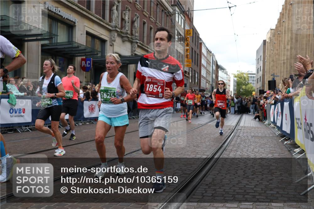 13.09.2026 - 21. swb-Marathon Bremen Strokosch-Dieckow http://msf.ph/oto/10365159 13.09.2026 13:37:24 Ziel 581, 3323, 3804, 4155, 4159, 4300, 4433, 4942, 5624, 5783, 5784, 6032, 6083, 6596, 6795, 6804, 6911, 7003, 7074, 7540, 7635, 7815, 7985, 8010, 8204, 8315, 8316, 8380, 8440, 8450, 8674, 8972, 9099, 9441, 9481, 9774, 10062, 10106, 13228, 270, 391, 448, 869, 950, 1180, 1854, 1991, 2531, 3333, 3627, 3732, 3823, 3894, 4628, 4932, 4947, 5388, 5547, 5577, 5612, 5738, 5791, 6046, 6629, 6904, 6947, 6961, 7006, 7571, 8268, 8443, 9701 meine-sportfotos.de