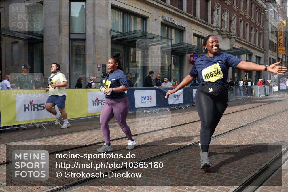 13.09.2026 - 21. swb-Marathon Bremen Strokosch-Dieckow http://msf.ph/oto/10365180 13.09.2026 11:28:14 Ziel 10534, 11017, 11161 meine-sportfotos.de
