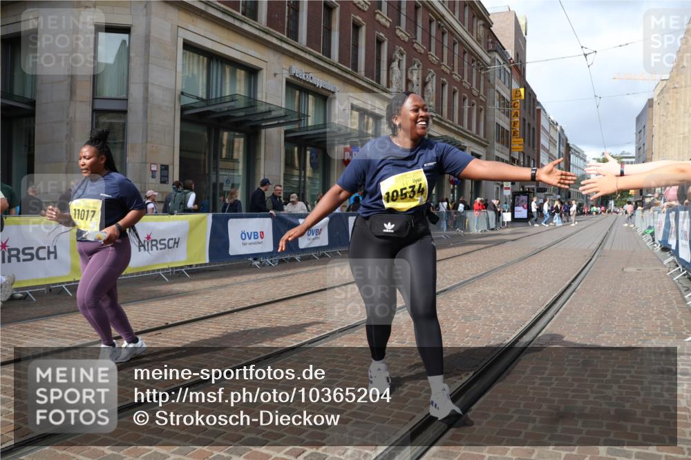 13.09.2026 - 21. swb-Marathon Bremen Strokosch-Dieckow http://msf.ph/oto/10365204 13.09.2026 11:28:15 Ziel 10534, 11017, 11161 meine-sportfotos.de