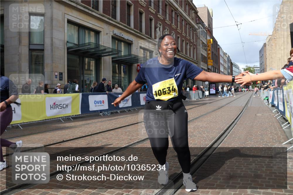 13.09.2026 - 21. swb-Marathon Bremen Strokosch-Dieckow http://msf.ph/oto/10365234 13.09.2026 11:28:15 Ziel 10534, 11017, 11161 meine-sportfotos.de