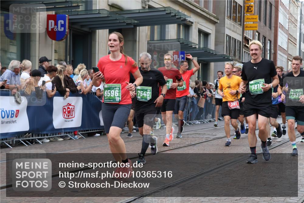 13.09.2026 - 21. swb-Marathon Bremen Strokosch-Dieckow http://msf.ph/oto/10365316 13.09.2026 13:37:27 Ziel 581, 1851, 2342, 3316, 3804, 4155, 4159, 4300, 4394, 4433, 4675, 4902, 4942, 5624, 5783, 5784, 6001, 6032, 6083, 6596, 6795, 6804, 6911, 7003, 7540, 7635, 7815, 7894, 7985, 8010, 8138, 8204, 8315, 8316, 8380, 8440, 8450, 8674, 8920, 8972, 9099, 9441, 9481, 9774, 10062, 13228, 270, 391, 448, 869, 1180, 1854, 1991, 2531, 3323, 3333, 3627, 3732, 3823, 3894, 4628, 4932, 4947, 5388, 5547, 5577, 5612, 5738, 5791, 6046, 6629, 6904, 6947, 6961, 7006, 7074, 7571, 8268, 8443, 9701 meine-sportfotos.de