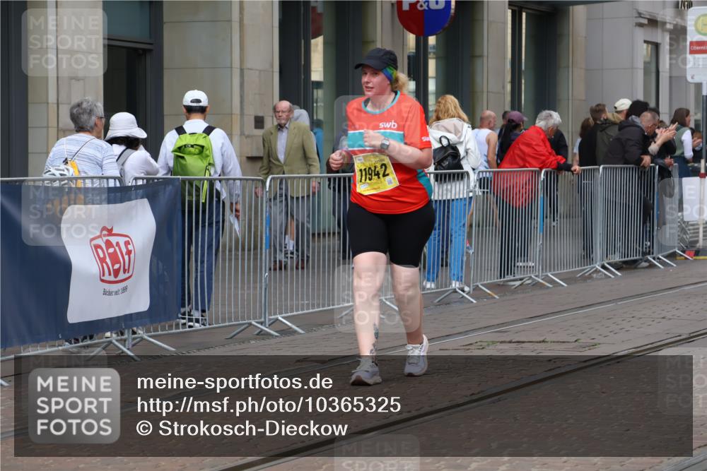 13.09.2026 - 21. swb-Marathon Bremen Strokosch-Dieckow http://msf.ph/oto/10365325 13.09.2026 11:28:41 Ziel 11352, 11444, 11496, 11942, 10534, 11017, 11161 meine-sportfotos.de