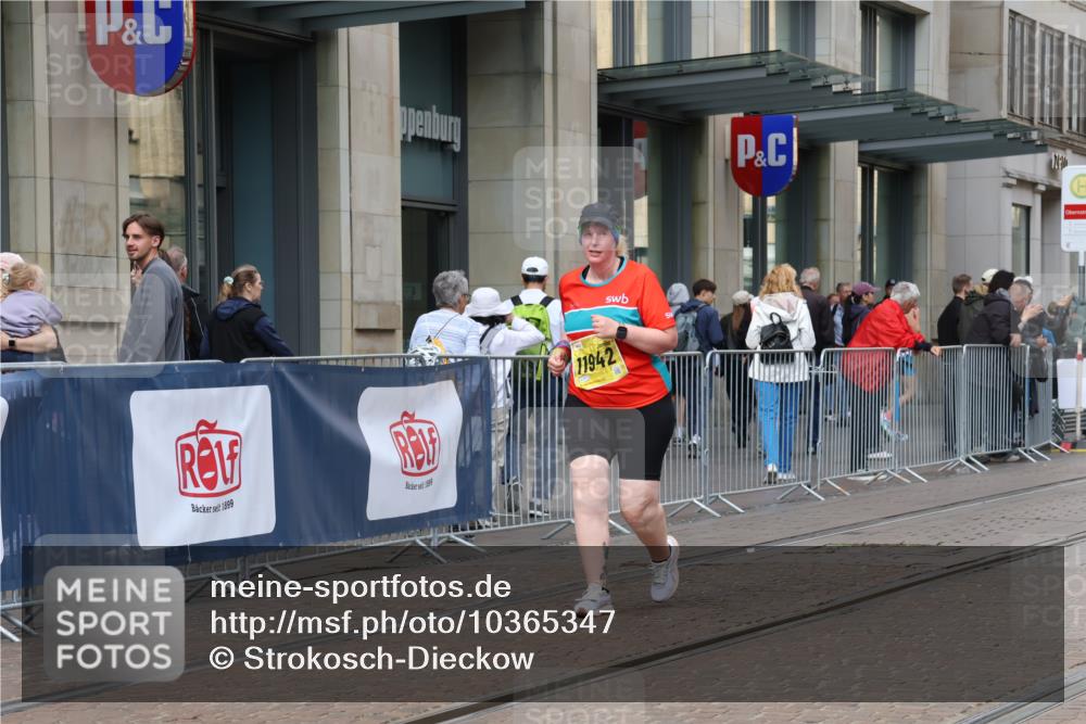 13.09.2026 - 21. swb-Marathon Bremen Strokosch-Dieckow http://msf.ph/oto/10365347 13.09.2026 11:28:42 Ziel 11352, 11444, 11496, 11942, 10534, 11017 meine-sportfotos.de