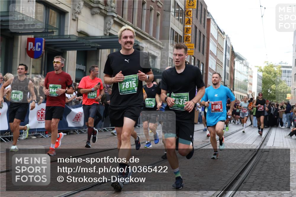 13.09.2026 - 21. swb-Marathon Bremen Strokosch-Dieckow http://msf.ph/oto/10365422 13.09.2026 13:37:29 Ziel 549, 581, 1851, 2342, 3316, 3657, 4066, 4155, 4159, 4300, 4394, 4433, 4675, 4902, 4942, 5624, 5783, 5784, 6001, 6032, 6083, 6596, 6795, 6804, 6911, 7003, 7540, 7635, 7815, 7894, 7985, 8010, 8138, 8204, 8315, 8316, 8380, 8440, 8450, 8920, 8972, 9097, 9099, 9481, 9774, 10062, 13228, 270, 391, 448, 869, 1180, 1854, 3323, 3333, 3627, 3804, 3823, 4628, 4932, 4947, 5388, 5547, 5577, 5612, 5738, 5791, 6046, 6904, 6947, 7074, 7571, 8268, 8443, 9701 meine-sportfotos.de