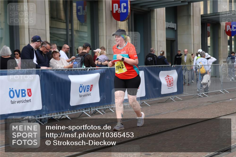 13.09.2026 - 21. swb-Marathon Bremen Strokosch-Dieckow http://msf.ph/oto/10365453 13.09.2026 11:28:44 Ziel 11352, 11444, 11496, 11942, 10534, 11017 meine-sportfotos.de