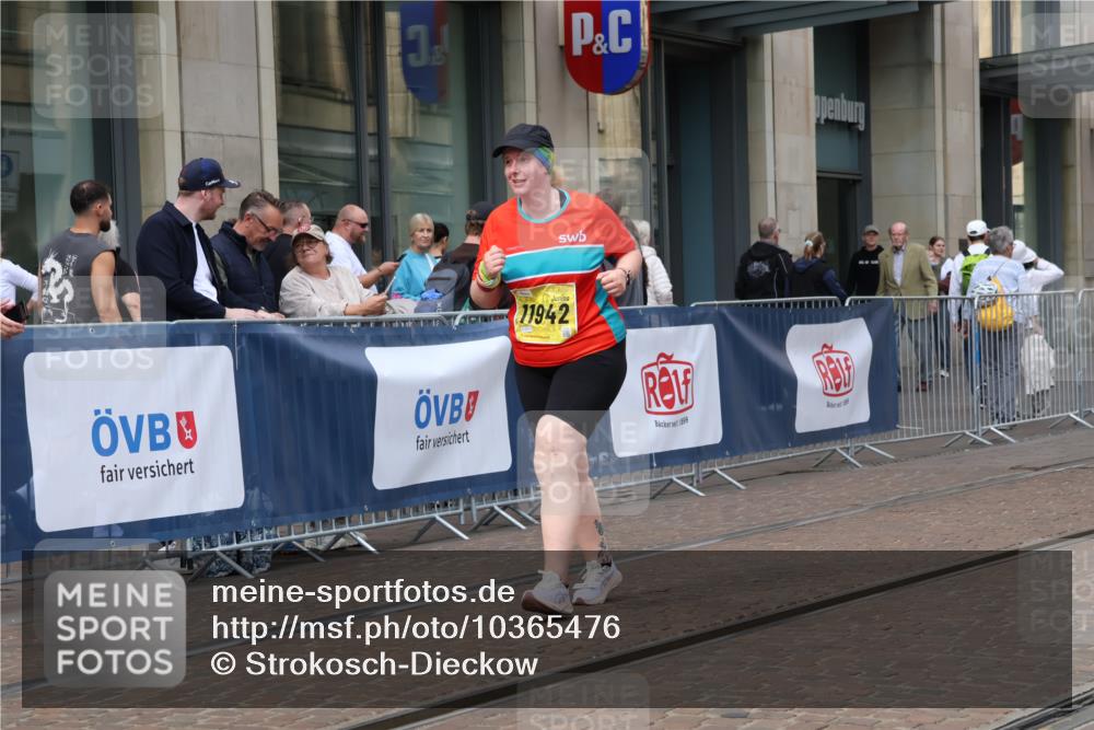 13.09.2026 - 21. swb-Marathon Bremen Strokosch-Dieckow http://msf.ph/oto/10365476 13.09.2026 11:28:44 Ziel 11352, 11444, 11496, 11942, 10534, 11017 meine-sportfotos.de