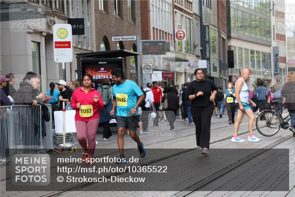 13.09.2026 - 21. swb-Marathon Bremen Strokosch-Dieckow http://msf.ph/oto/10365522 13.09.2026 11:28:46 Ziel 11352, 11444, 11496, 11942, 10534, 11017 meine-sportfotos.de