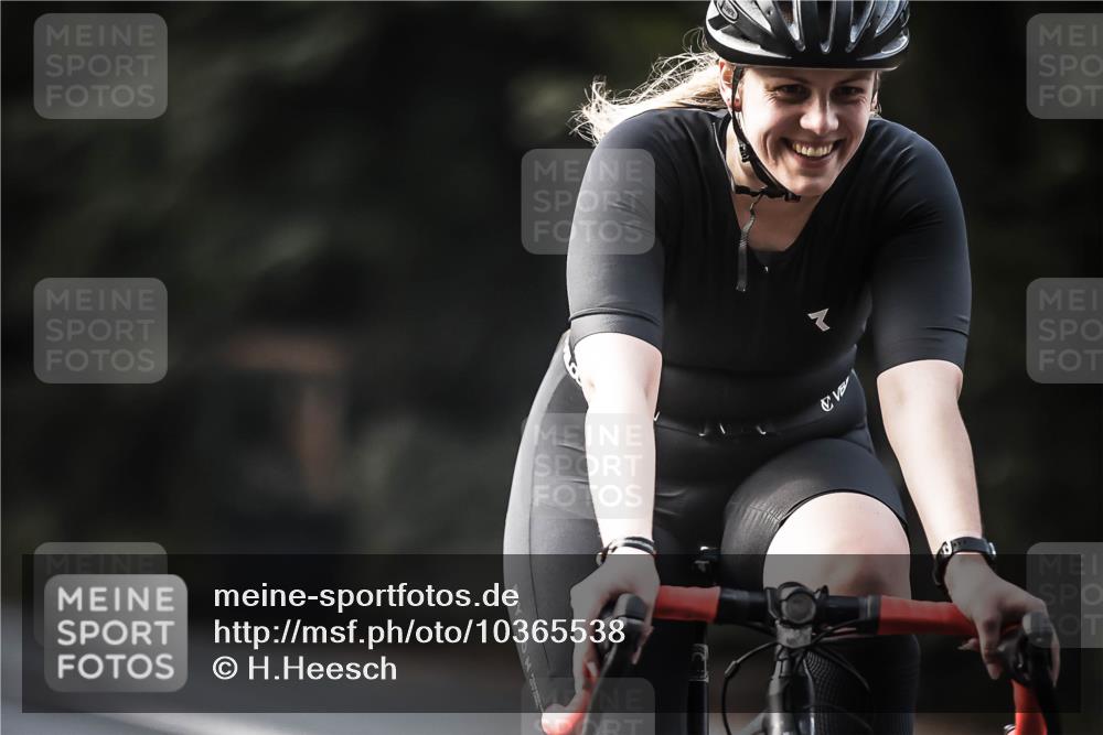 13.09.2026 - Stadtparktriathlon H.Heesch http://msf.ph/oto/10365538 13.09.2026 11:22:35 Radfahren 590, 748, 828 meine-sportfotos.de