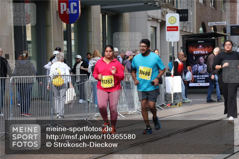 13.09.2026 - 21. swb-Marathon Bremen Strokosch-Dieckow http://msf.ph/oto/10365580 13.09.2026 11:28:49 Ziel 11352, 11444, 11496, 11942 meine-sportfotos.de