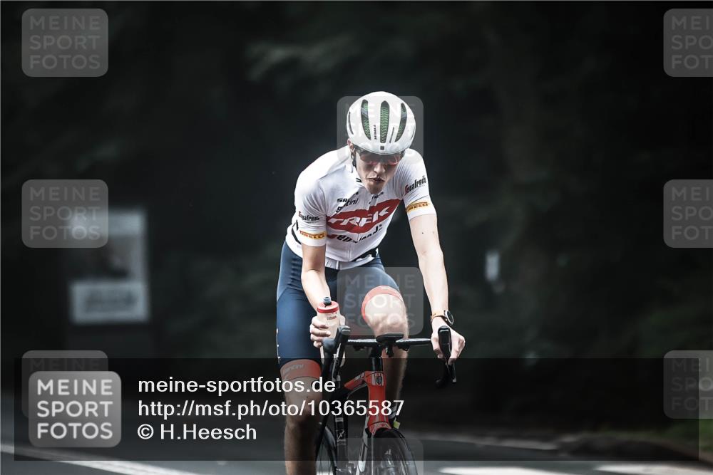 13.09.2026 - Stadtparktriathlon H.Heesch http://msf.ph/oto/10365587 13.09.2026 10:12:29 Radfahren 225, 237, 322 meine-sportfotos.de