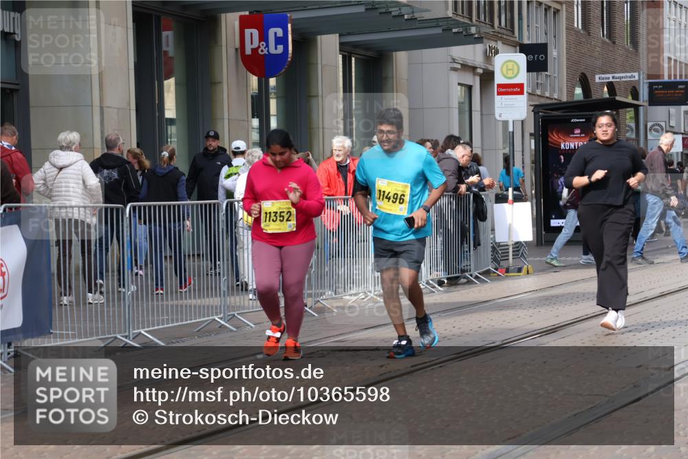 13.09.2026 - 21. swb-Marathon Bremen Strokosch-Dieckow http://msf.ph/oto/10365598 13.09.2026 11:28:50 Ziel 11352, 11444, 11496, 11942 meine-sportfotos.de