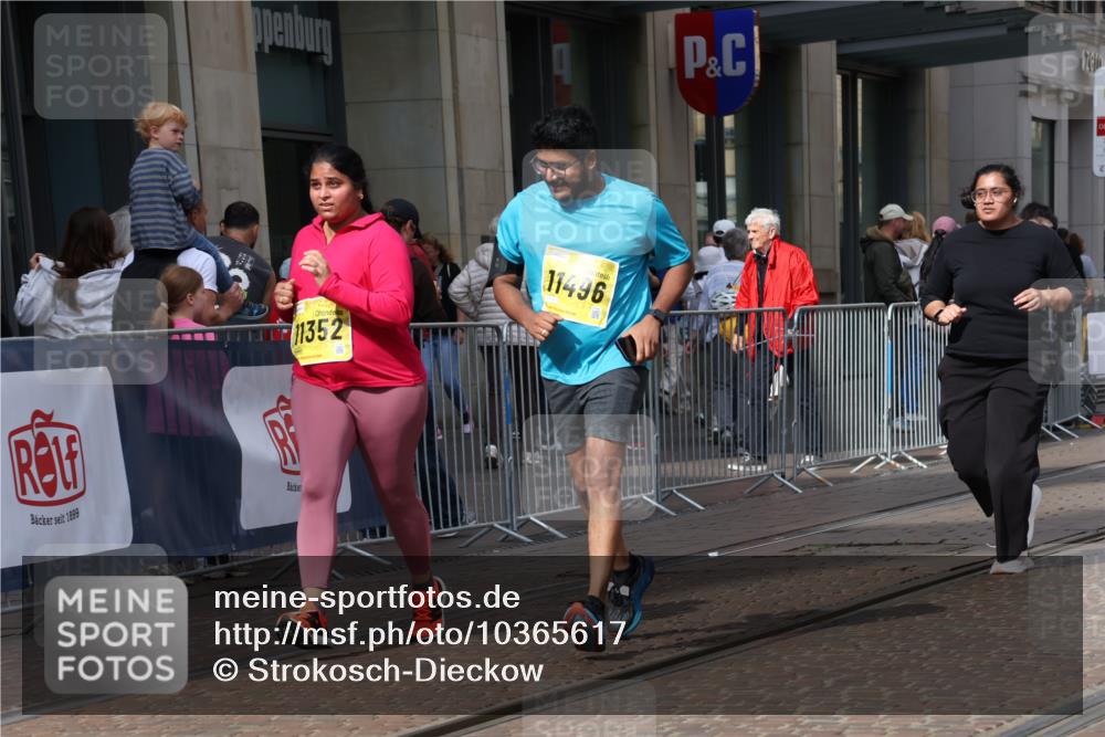 13.09.2026 - 21. swb-Marathon Bremen Strokosch-Dieckow http://msf.ph/oto/10365617 13.09.2026 11:28:51 Ziel 11352, 11444, 11496, 11942 meine-sportfotos.de