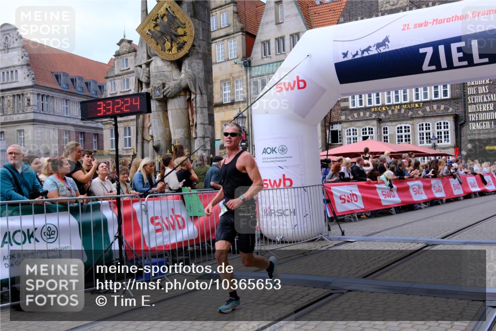13.09.2026 - 21. swb-Marathon Bremen Tim E. http://msf.ph/oto/10365653 13.09.2026 13:03:12 Ziel 1381, 1850, 1862, 6918, 7265, 8319, 8325, 8331 meine-sportfotos.de